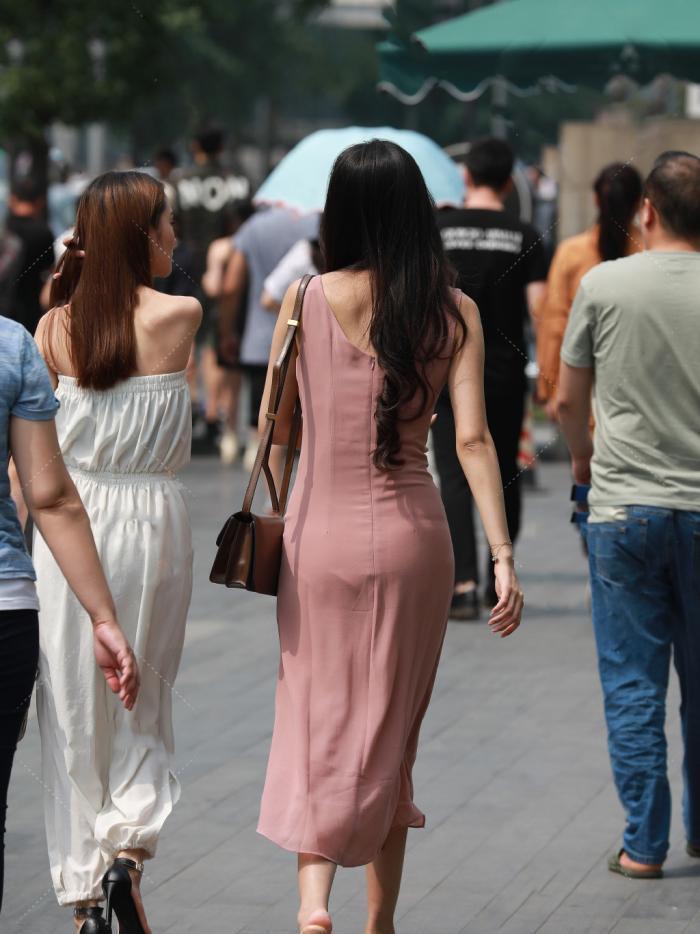 无论是裙子还是裤子,风格都要选择流行的,让你的造型变得更漂亮