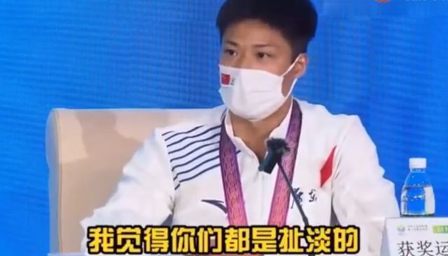 谢震业|大哥范!苏炳添怒斥记者扯淡:贬低完我又说谢震业,台下掌声雷动