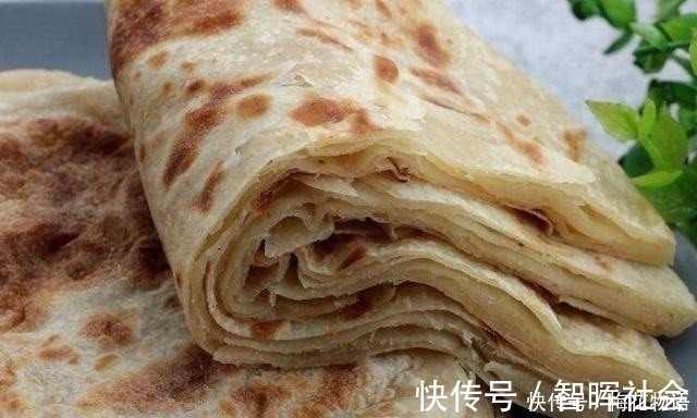 烙饼别用凉水和开水，用“它”和面，软香又多层，放一星期也不硬