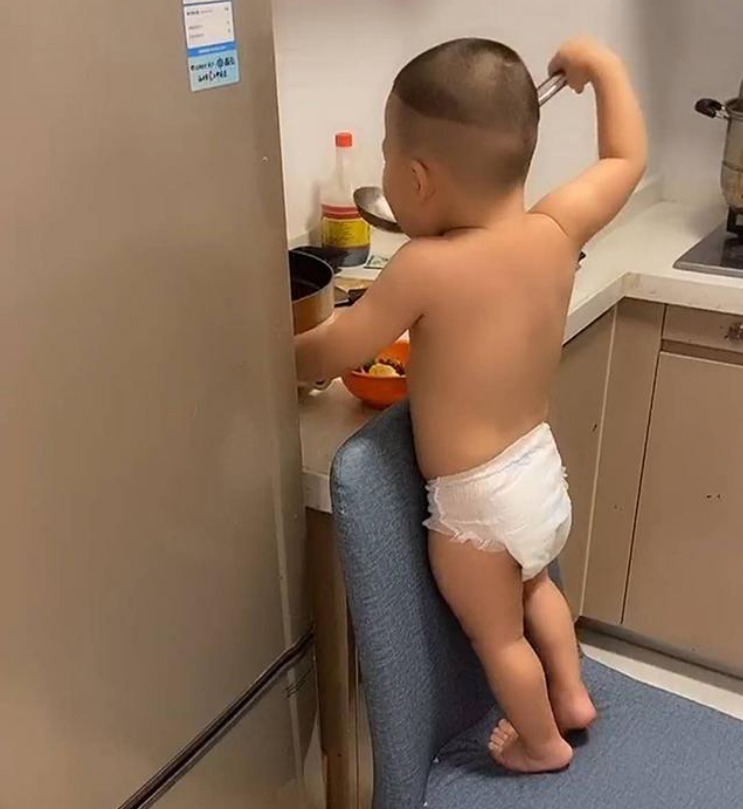 晚饭|10岁男孩半夜偷做宵夜,妈妈掐着时间来“混饭”,堪称吃货母子