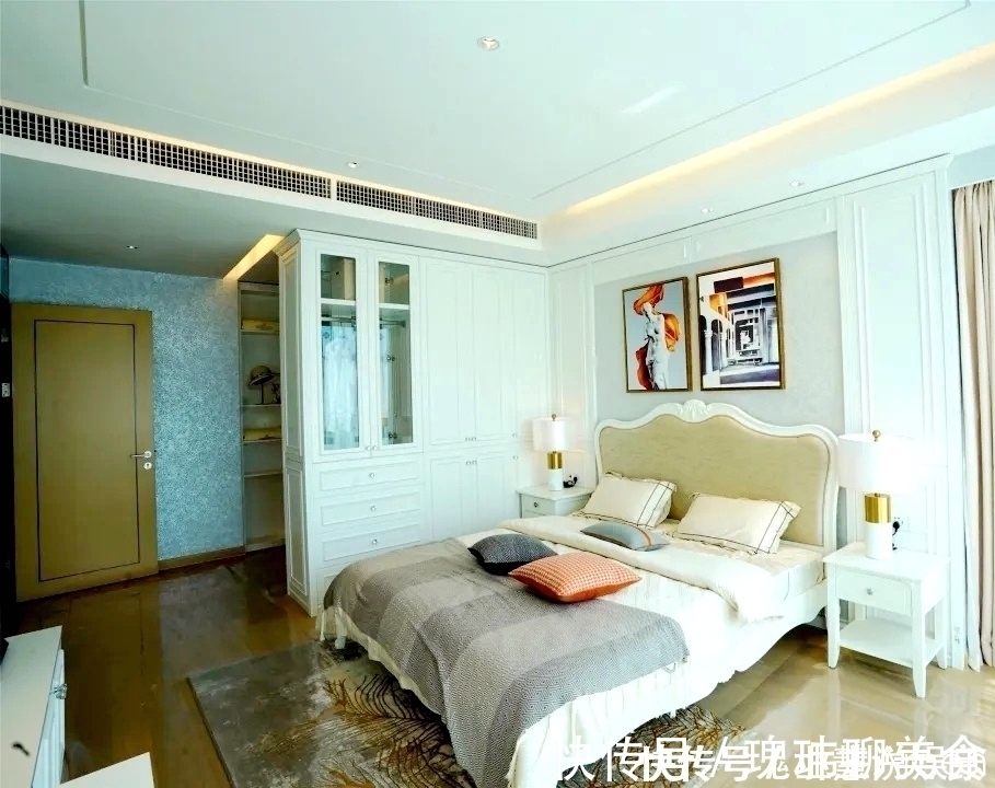 柜门|卧室衣帽间怎么装，不必腾出一个房间来弄，利用好卧室角落就够了
