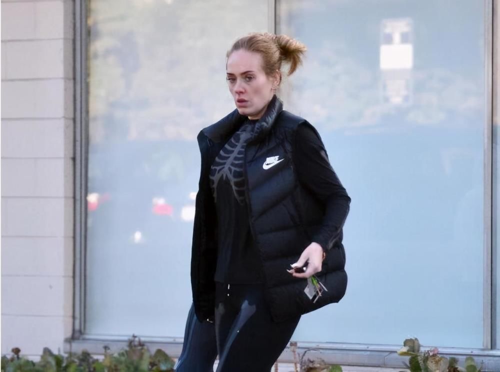  惹眼|英国歌手阿黛尔主持节目，秀美式发音，减重88斤大波浪发型惹眼