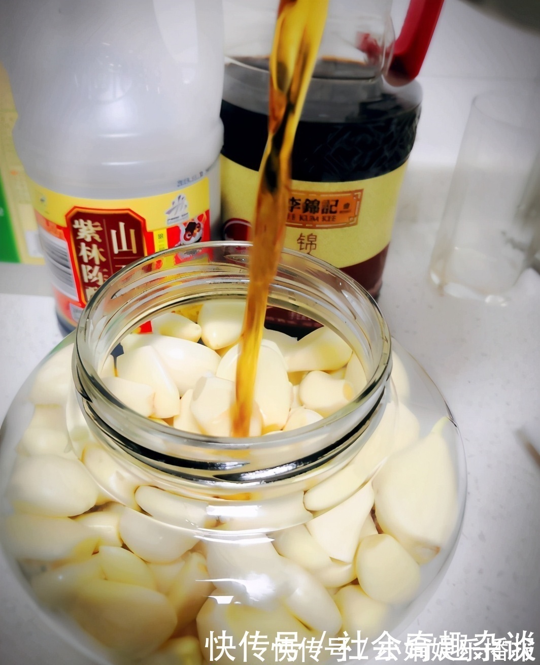 腌腊八蒜,别直接加醋泡!牢记4点,1天变绿,酸香脆爽,超简单