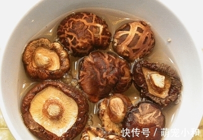 炖鸡汤，放哪些食材调料最好？大厨：谨记这4样，鸡汤鲜美营养足