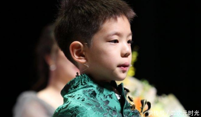 儿子嗯哼|杜江霍思燕观看儿子演出,7岁嗯哼参与歌词创作!自信大方地表演