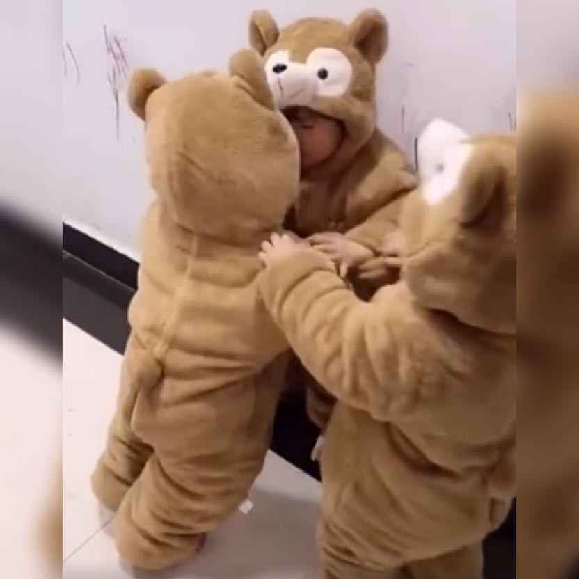 告状|三胞胎宝宝互相“战斗”作一团火了,网友:各自为营,逮着谁打谁