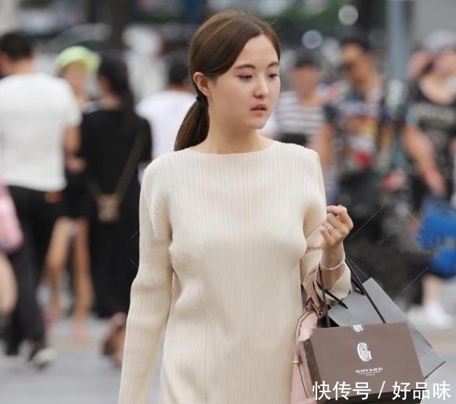 美女街拍清纯可人的小姐姐,气质优雅,穿出窈窕精致的美感