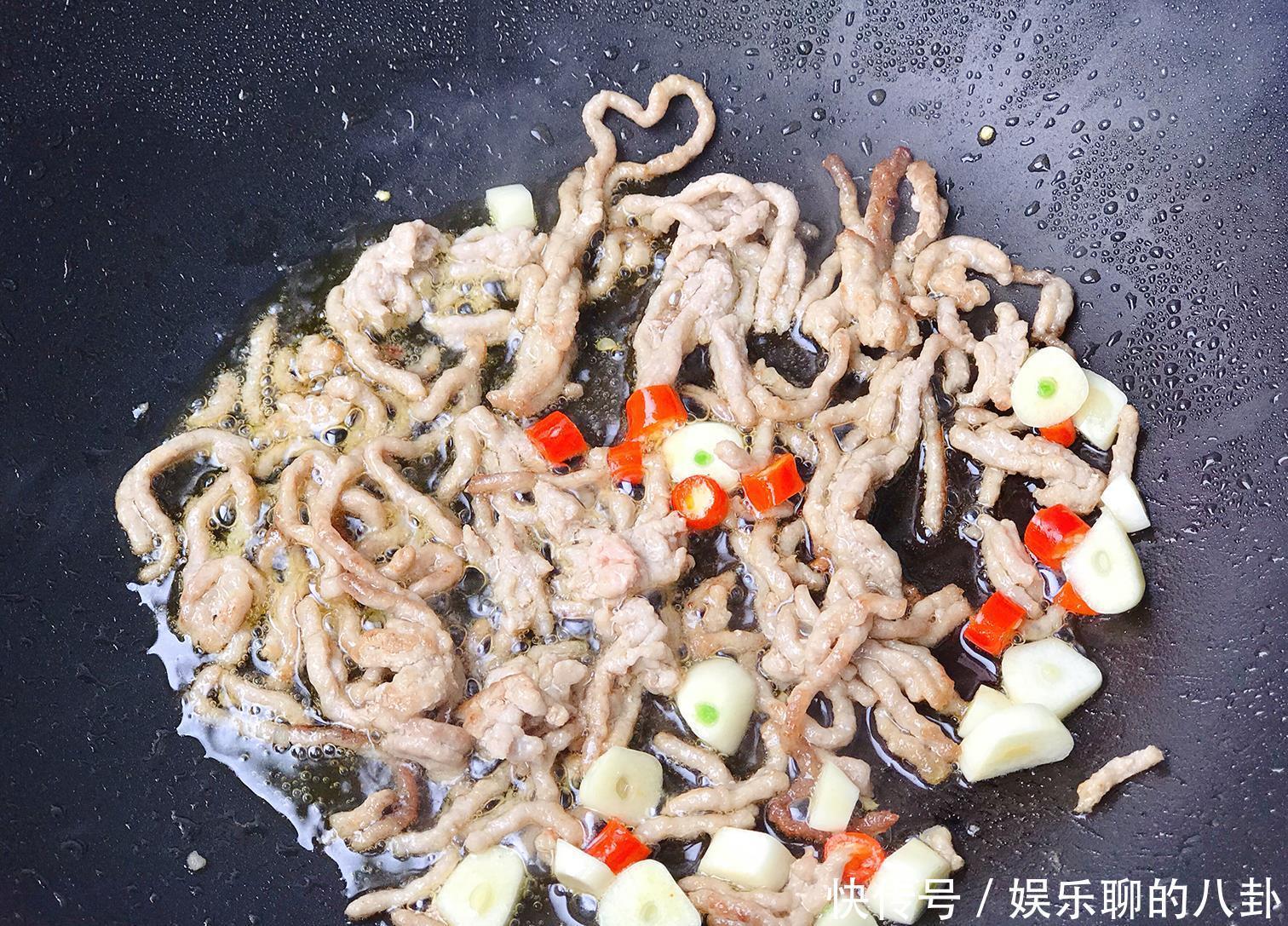  味道|家常菜：肉丝四季豆，脆爽鲜香微辣下饭，食材简单味道不简单
