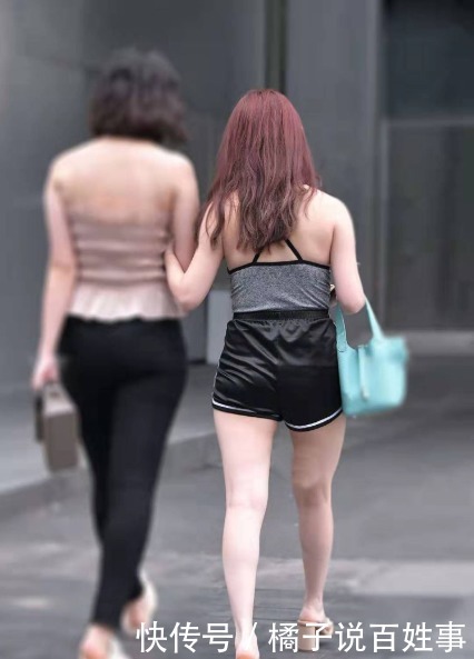 简洁|灰色运动背心搭配黑色短裤,休闲时尚,简洁干练