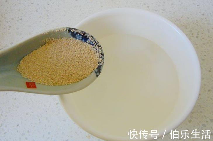 发面时不能只用酵母粉，学会一个方法，30分钟发好，面食暄软不硬