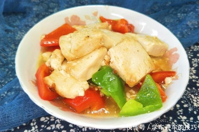 1块豆腐，2个青椒，简单烹饪，出锅豆腐软糯入味，天越冷越爱吃！