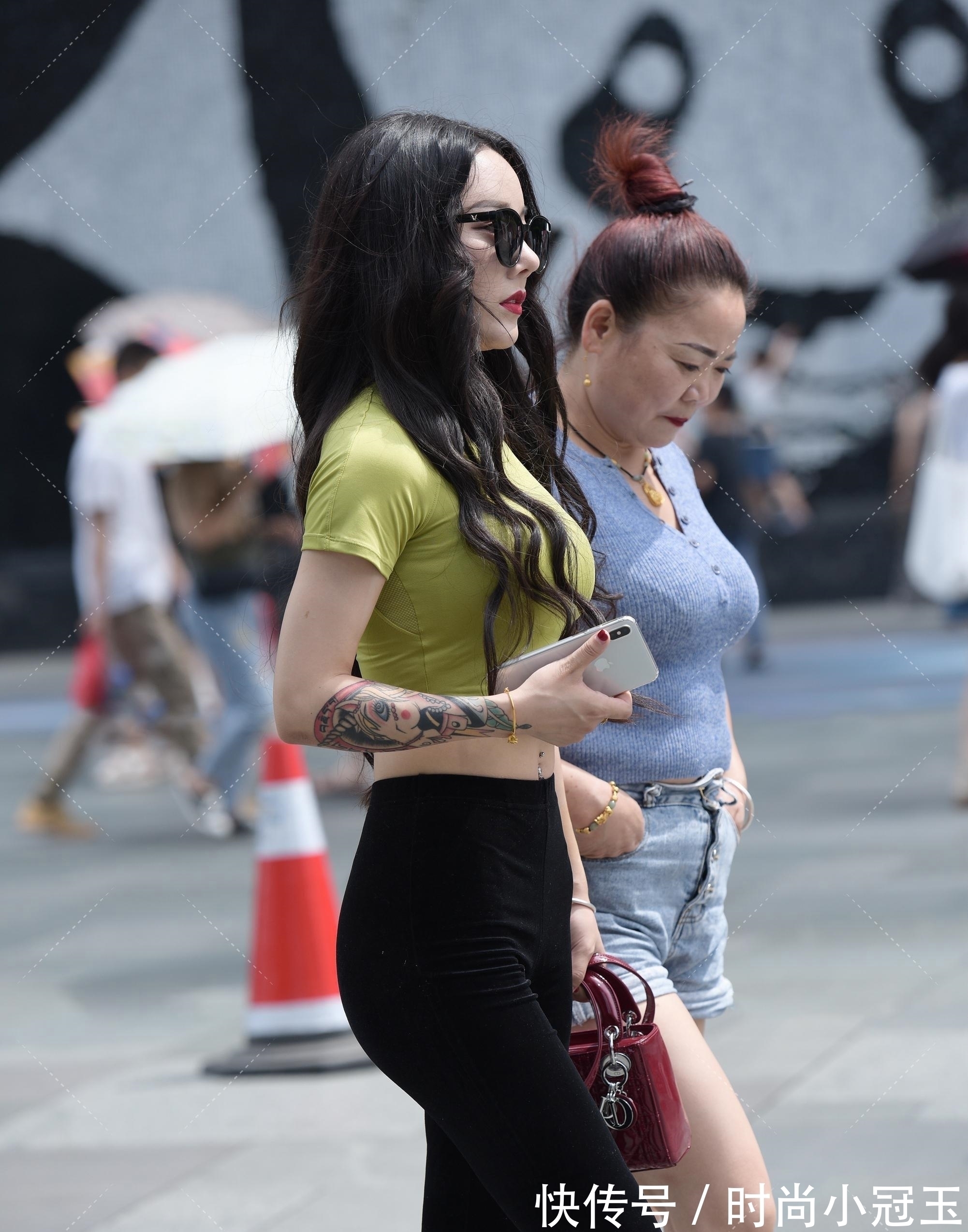 徐娘 丈母娘跟老婆逛街,徐娘虽半老魅力尚存,她想找老伴不难吧