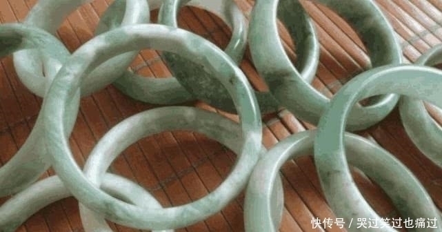 大街|大街上摆摊卖的10元手镯都是从哪来的说出来你不相信