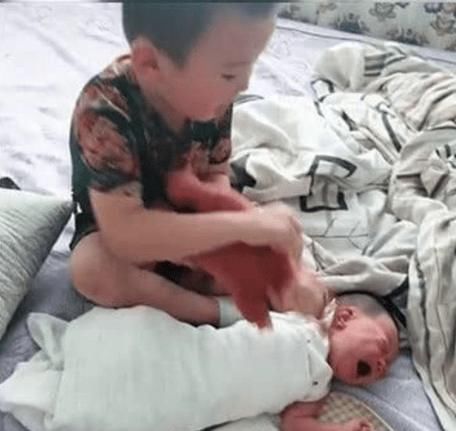 宝爸|出生一个月的弟弟一直哭闹，哥哥想方设法哄，却乐坏了宝爸宝妈