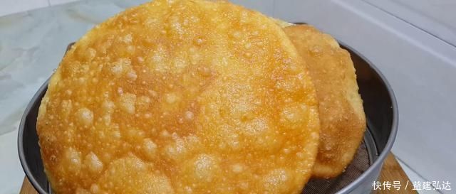以后面粉就这样做,不发面不烫面,比鸡蛋饼好吃,个个香脆鼓大泡