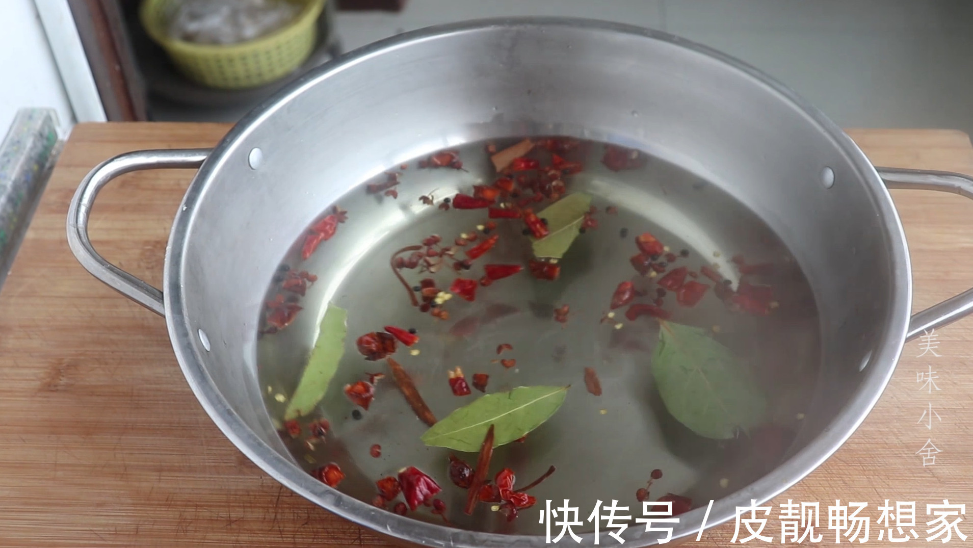 花生米别油炸着吃了,教你一个特色小吃做法,香酥脆爽,下酒必备