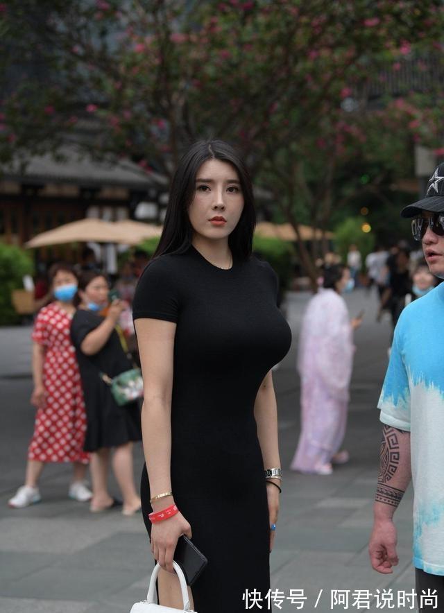 单调|独特优雅的连衣裙装扮简约不失高端，时尚气息扑面而来，唯美俏皮