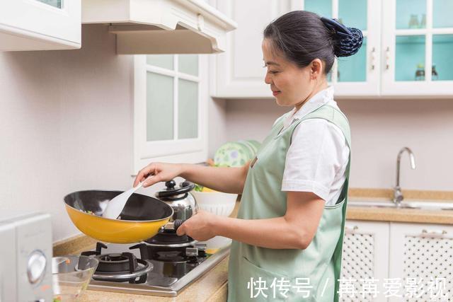 保姆|女儿2岁了还不会走路,父母带去医院检查,医生却轻声说:报警吧