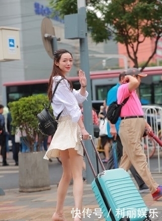 白色衬衫|街拍：白色衬衫的清纯小姐姐，搭配米色格子裙，尽显少女俏丽气质