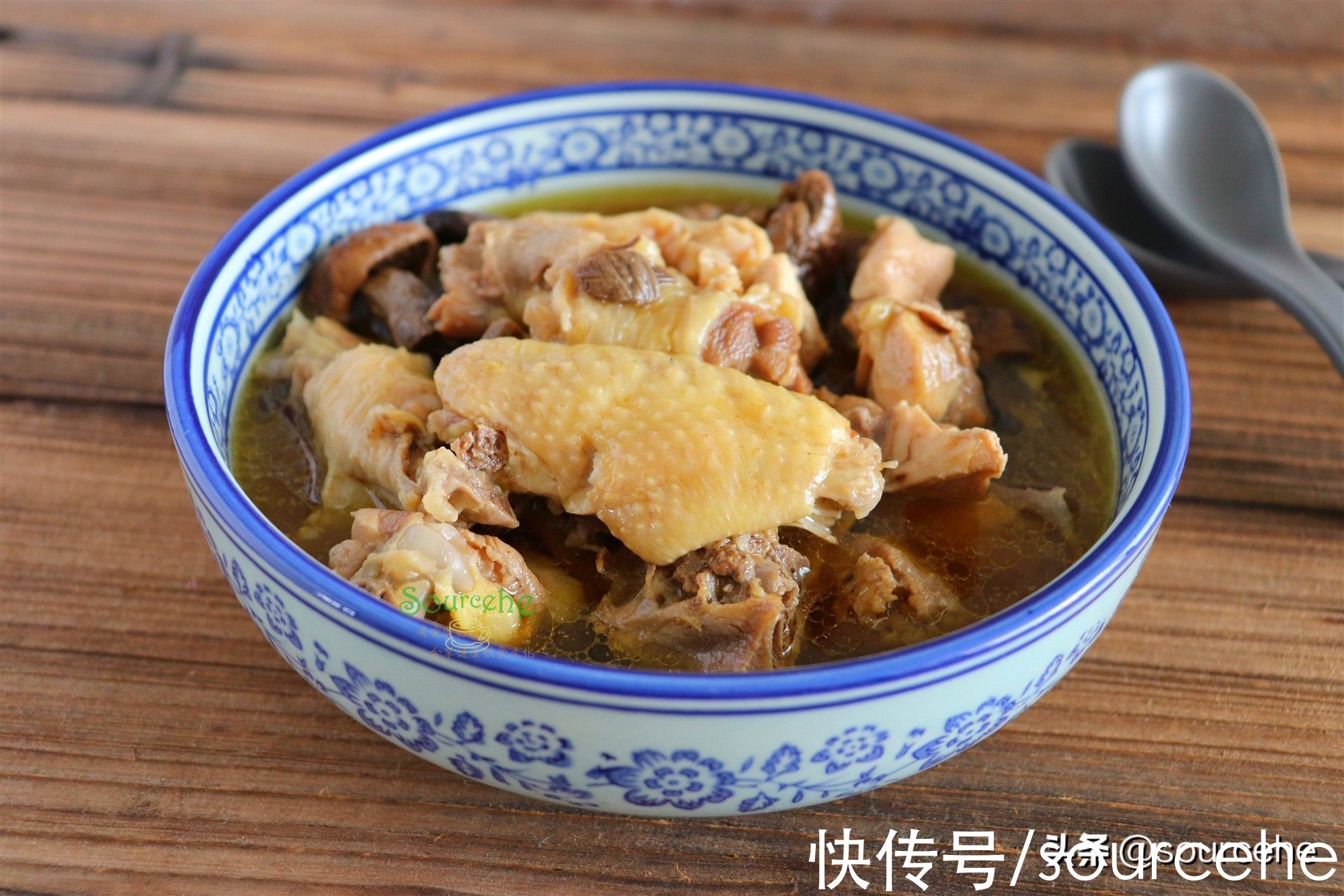 鸡肉|立冬之后，煲鸡汤多加一步，鸡汤清香，味道鲜美，暖心又暖胃