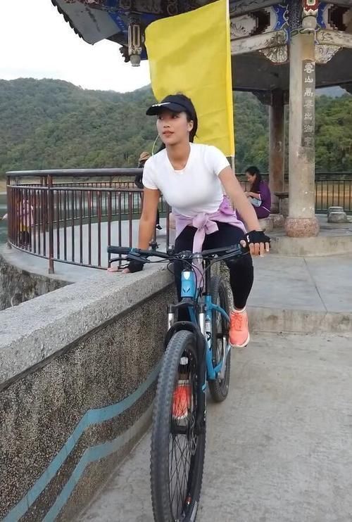 瑜伽裤|户外的运动系女神，穿上T恤 瑜伽裤，外表鲜明抢镜!