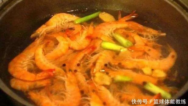 才知道，大虾这么煮才好吃！原来以前都错了，难怪腥味大肉不嫩