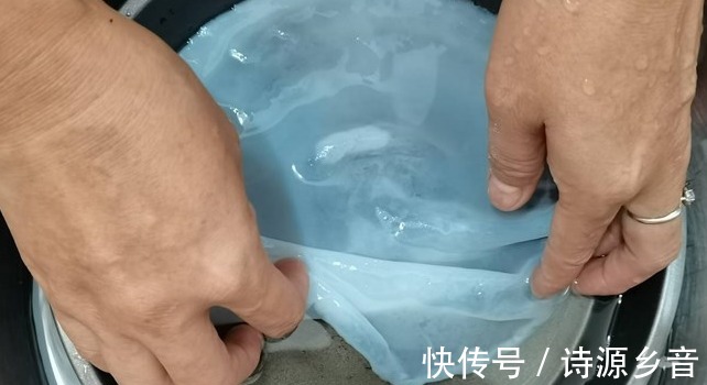 自制|这样制作凉皮，清水洗出面筋，蒸上就是凉皮，晒干就是粉皮干！