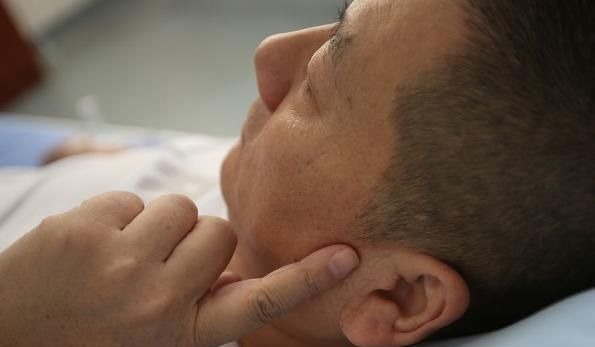 通神穴|老中医：手上有一“通神穴”，长按护肝防耳鸣，了解一下