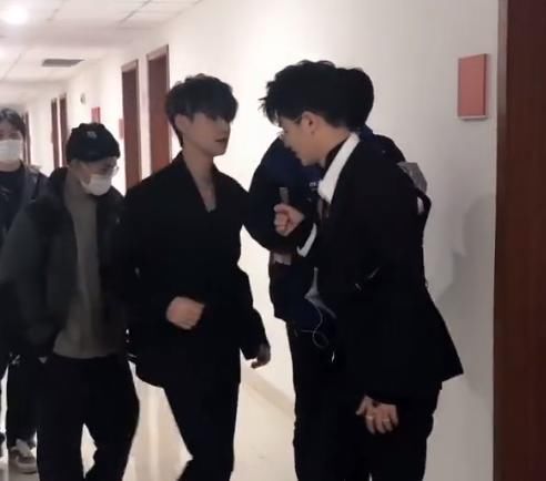 ent|陈立农朱正廷搂腰热聊,26小分队团魂感人,其他成员隔空呼应?