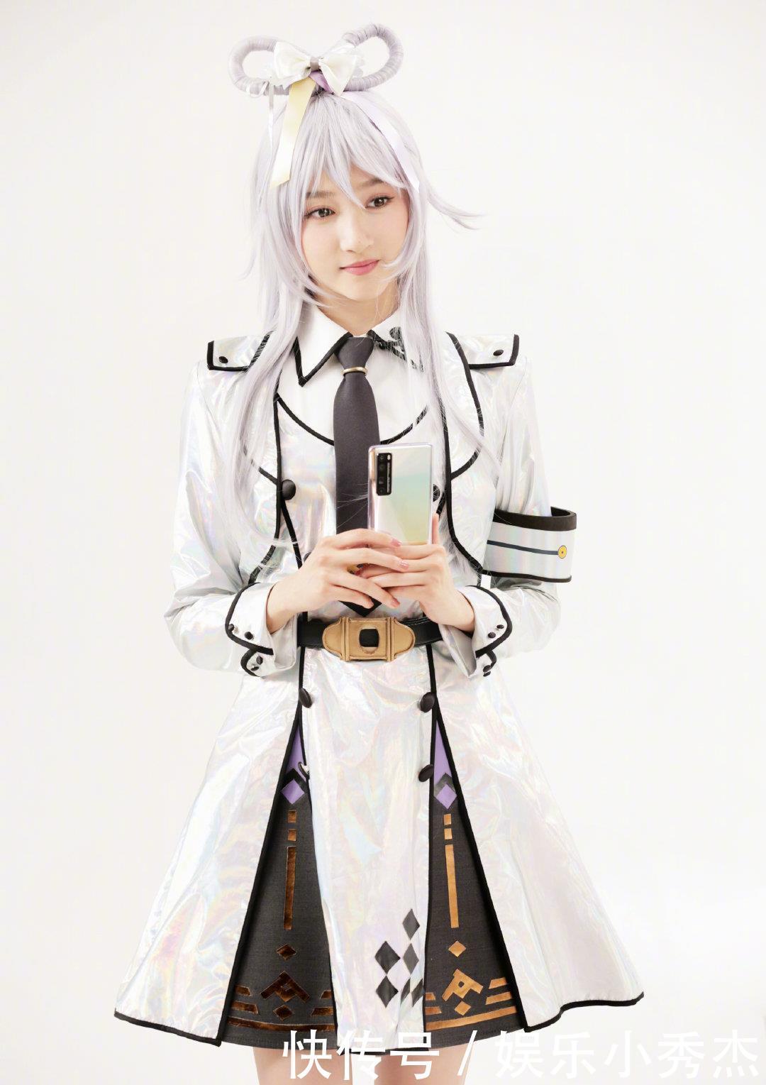 虚拟歌手|关晓彤cos洛天依萌出新高度,为何杨幂cos卡卡西却成了她的黑历史