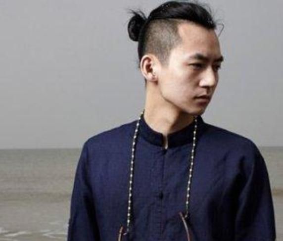 男生长头发的发型怎么留好看?烫头扎发编发,慵懒随性文艺范十足