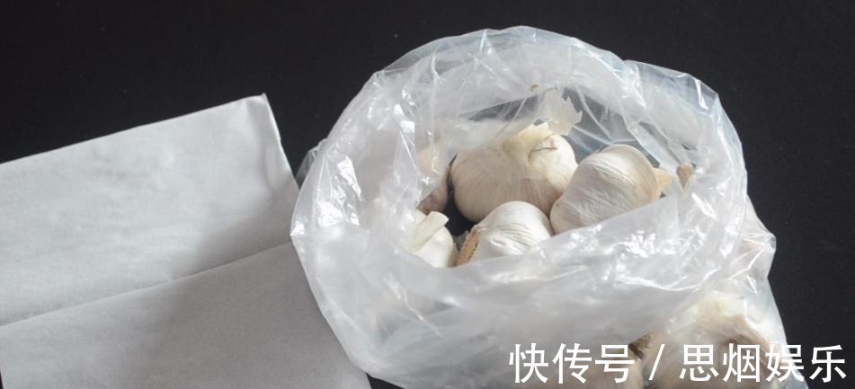 吃不完的大蒜，别直接放冰箱！教你一招，放一年都不干瘪发芽！