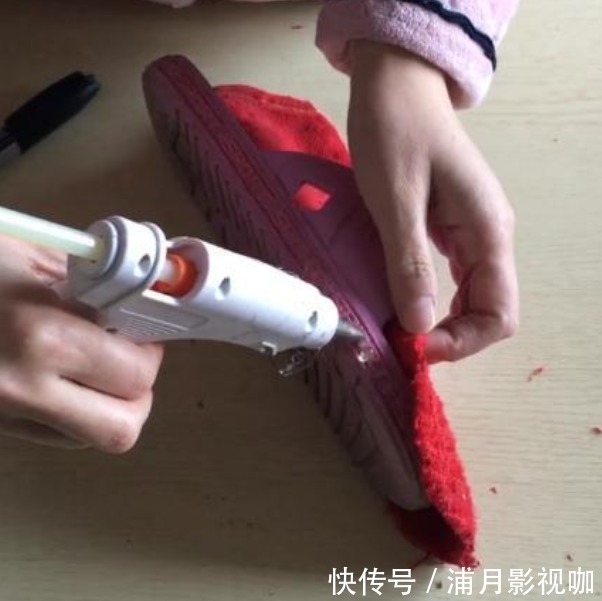 改造|穿坏的旧拖鞋不要扔,简单几步轻松改造,既实用又省钱!
