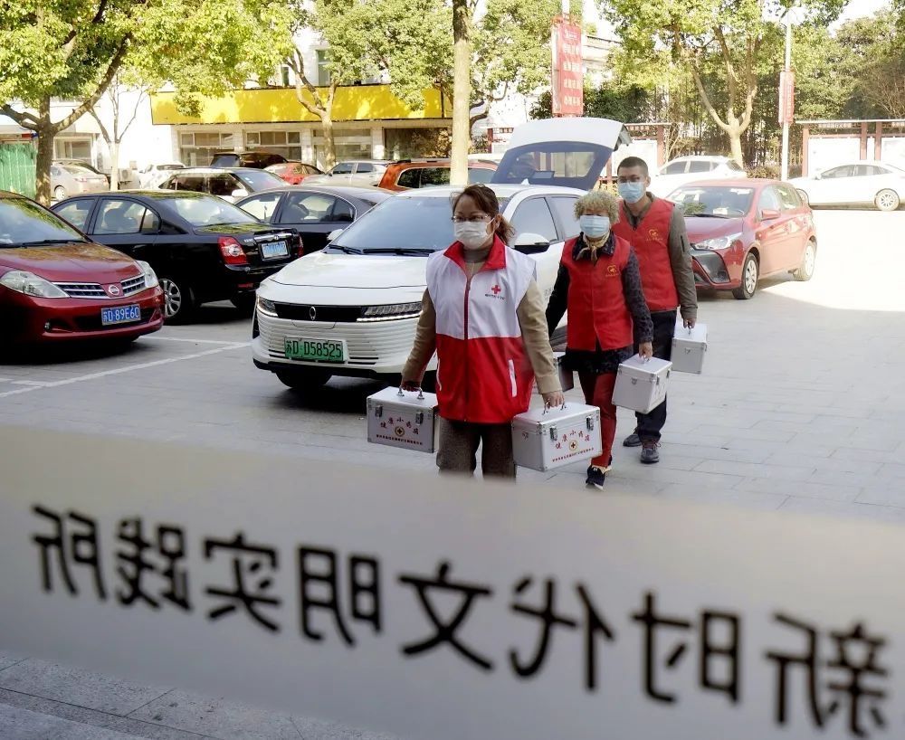 潘小花|健康小药箱打开亲民 “连心门”