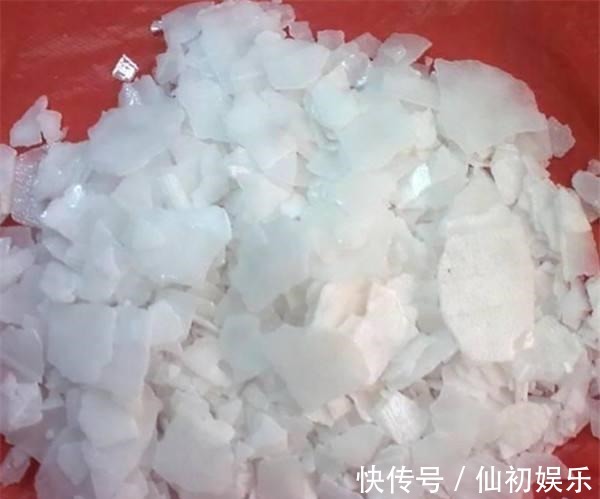 下水道被油污糊死了,用热水冲最不明智,这几个妙招教给你