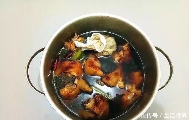 下饭|猪蹄的新做法，只要锅里加入它，好吃又下饭，一上桌就抢光了
