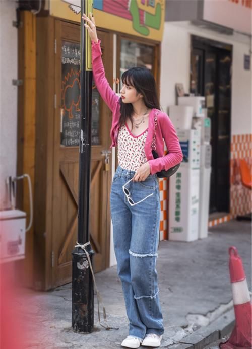 v领|2021年秋天一定要穿一次“针织开衫”,搭配半身裙,时髦更显气质