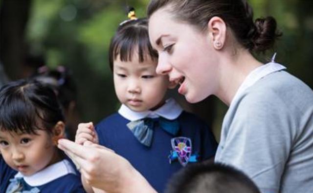 弟弟趁着姐姐看电视，站在姐姐旁偷吃鸡腿，姐姐一低头被萌到了