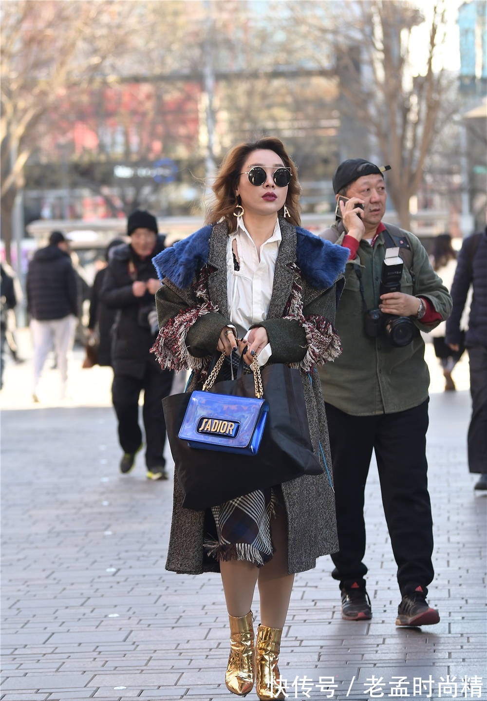 时尚 金色尖头细跟短靴,搭配灰色呢子大衣,冬季搭配要有色彩