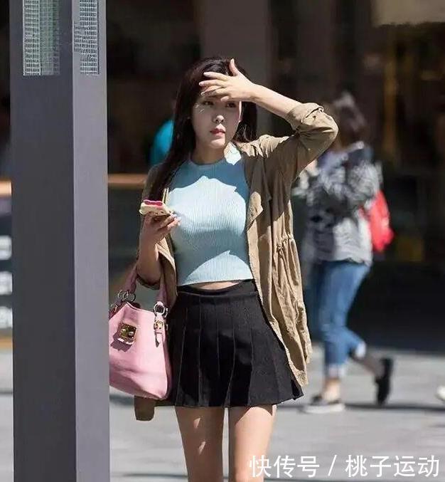 青睐|A字裙过时了,百褶裙才更受青睐,不仅减龄,还能秀出“筷子腿”