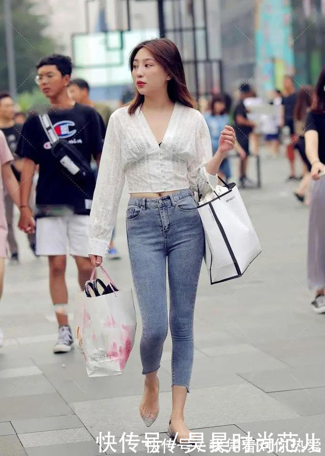 简约|白色V领小短衫+紧身牛仔裤搭配，简单时尚的穿搭，尽显青春靓丽美