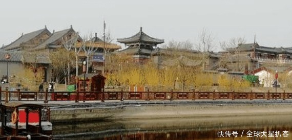 清流影射古镇景，雪花飘落阁楼间，一入杨柳青宛如仙境景