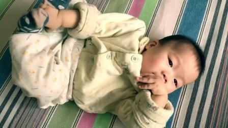 小宝宝|小宝宝将脚丫放进嘴里,细细品尝之后皱起眉头,表情让人哭笑不得