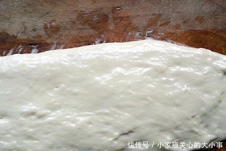 炸油条想要酥松脆别放酵母粉了,教你早餐店的配方,香酥还蓬松