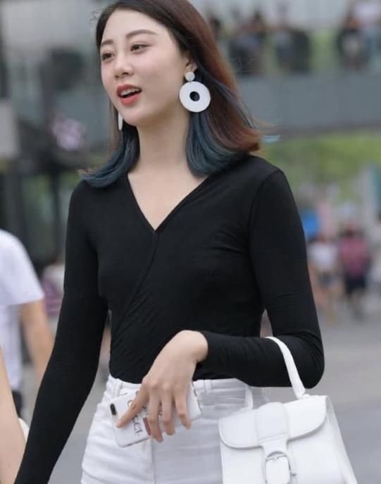 紧身|街拍紧身短裤微胖小姐姐,美腿真的漂亮,高挑性感超撩人