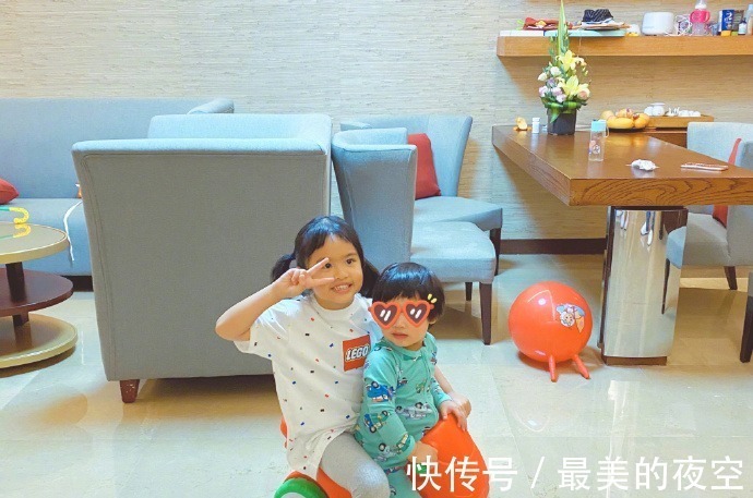 包文婧|張歆藝曬餃子和兒子玩的照片，夸餃子是個好姐姐