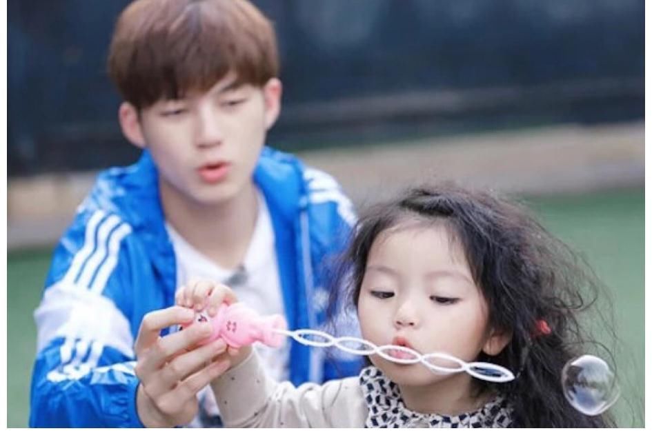 还记得《爸爸去哪儿》的阿拉蕾吗?董力晒出合照,模样变这样了