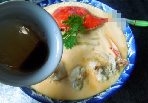 梭子蟹别再清蒸水煮了,加2个鸡蛋蒸蛋羹,汤鲜味美,别提多好吃