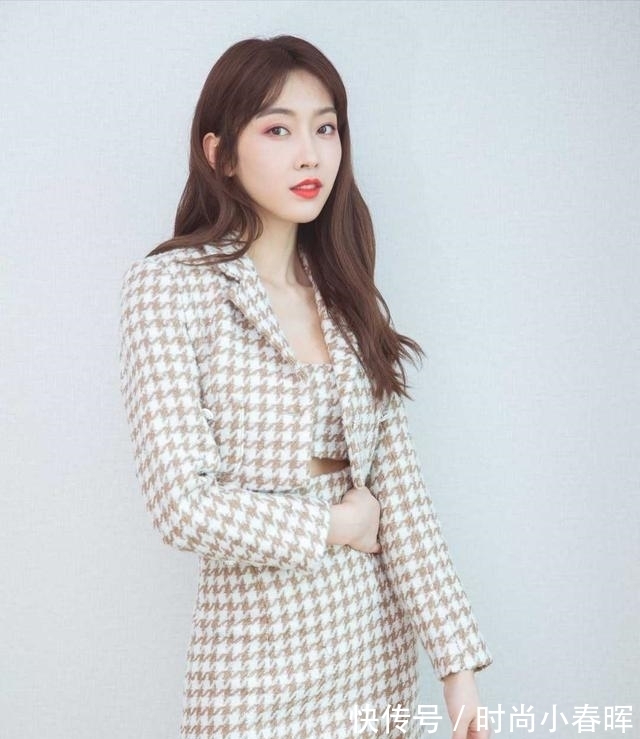 千鸟格|华为小公主姚安娜真放得开,穿千鸟格连衣裙前面优雅,后背惊艳