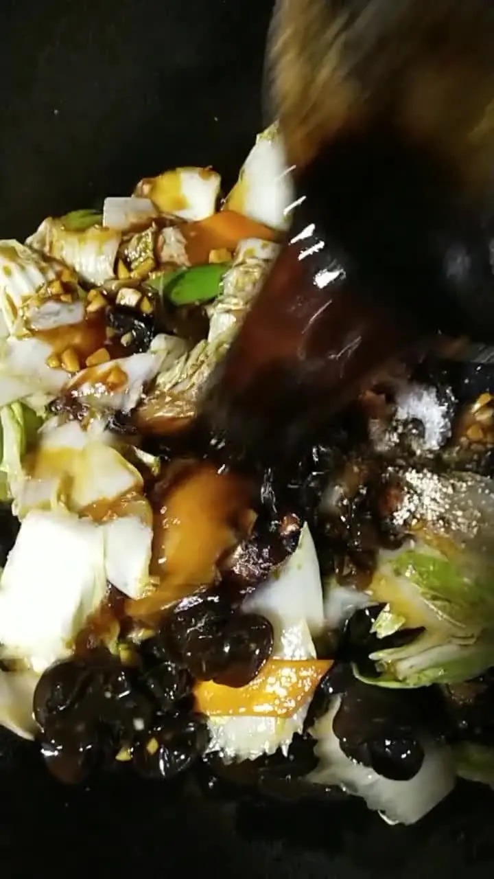 香醋溜白菜+木耳，用腌酸菜剩下的白菜帮，一个小技巧白菜不出水